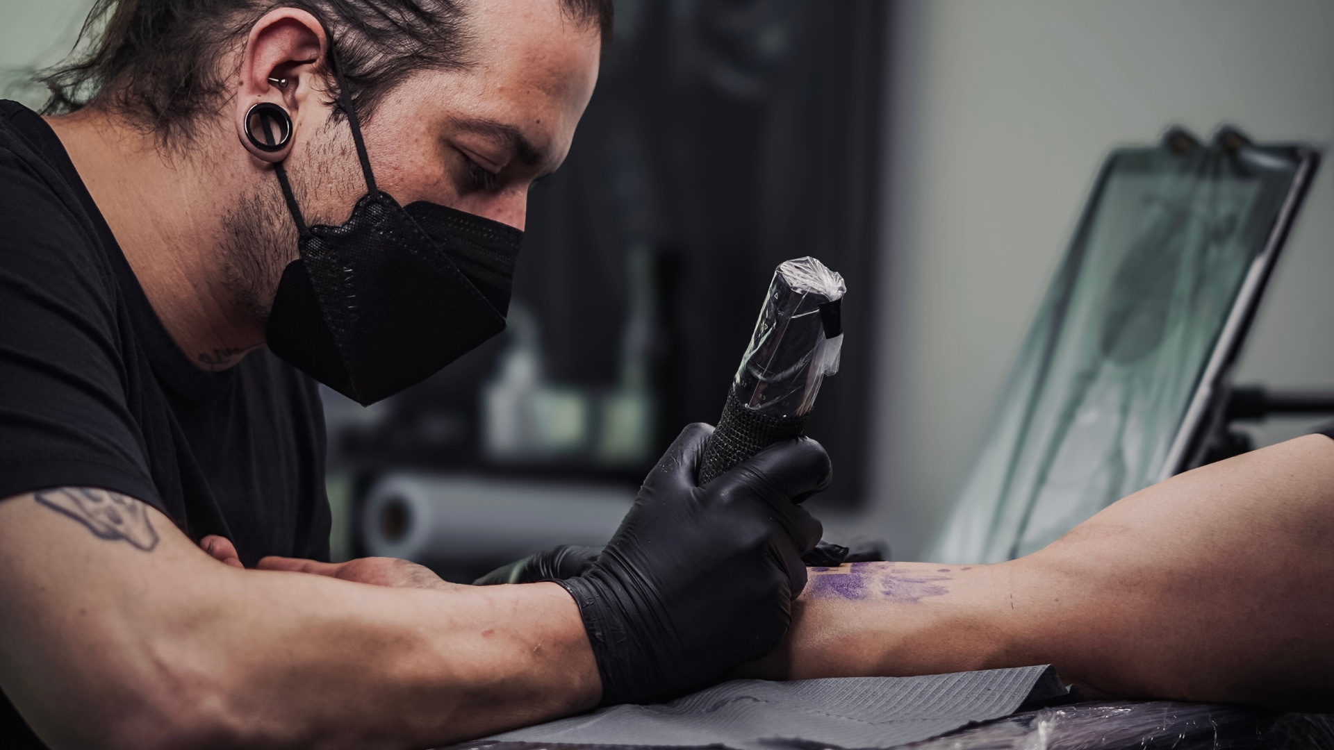 Mentor de Arcadia trabajando en una sesión real de tatuaje
