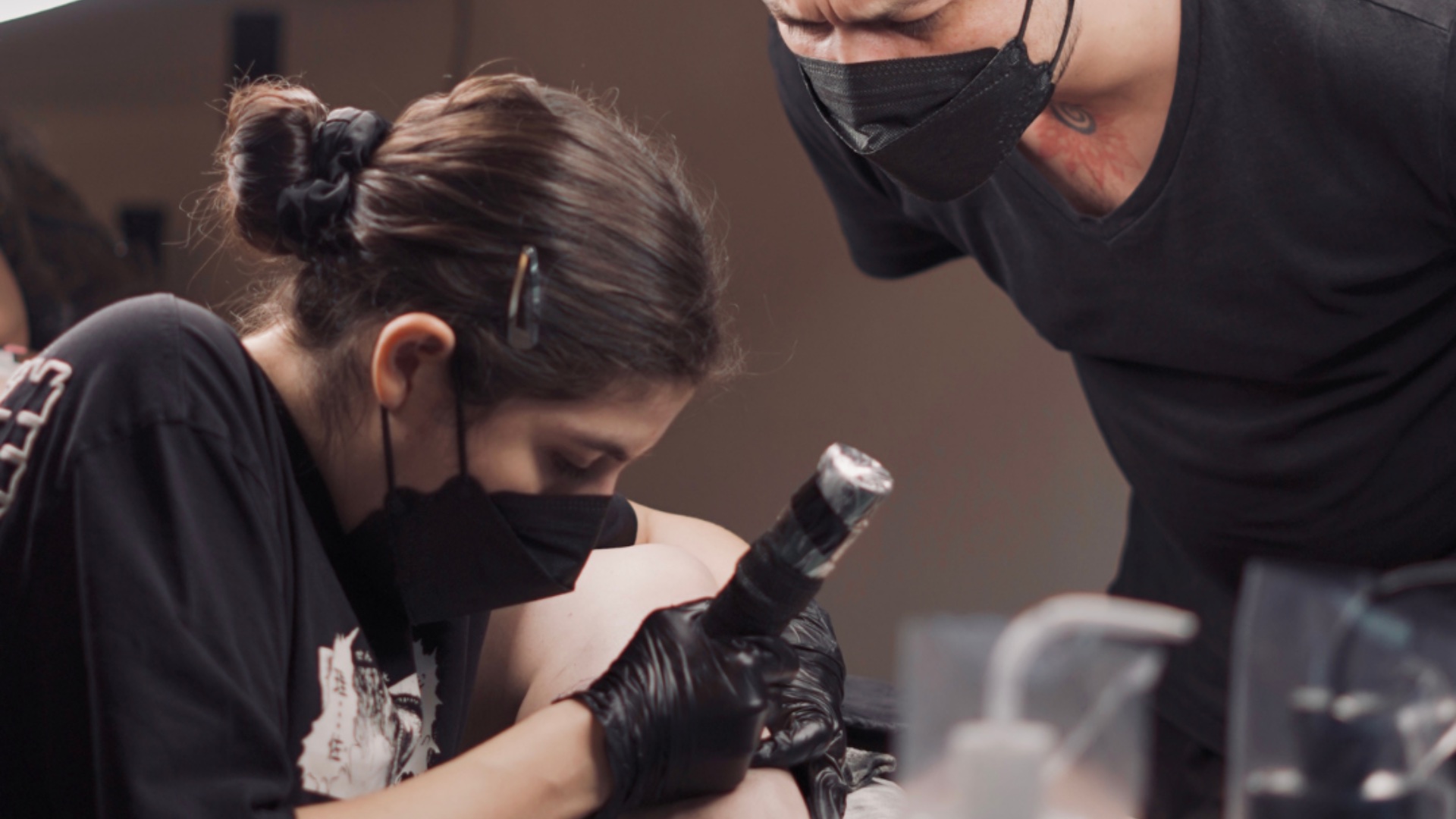 Sesión de tatuaje asistida por un mentor dentro de Arcadia Studio